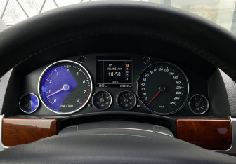 Подержанный автомобиль Volkswagen Touareg 2004 года (23 фото)