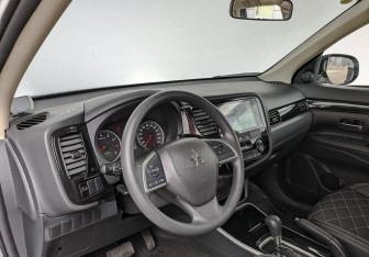 Подержанный автомобиль Mitsubishi Outlander 2022 года (15 фото)
