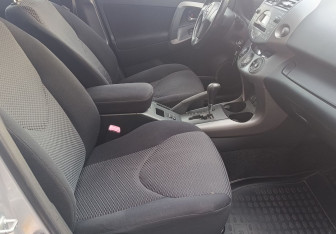 Подержанный автомобиль Toyota RAV4 2006 года (9 фото)