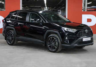Подержанный автомобиль Toyota RAV4 2021 года (3 фото)
