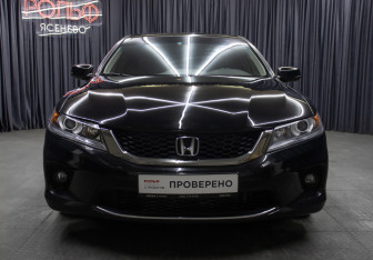Подержанный автомобиль Honda Accord Coupe 2012 года (2 фото)