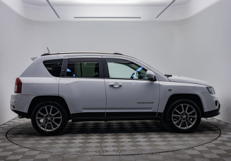 Подержанный автомобиль Jeep Compass 2013 года (4 фото)