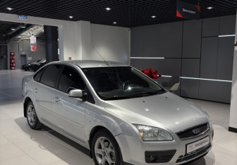 Подержанный автомобиль Ford Focus Sedan 2006 года (6 фото)
