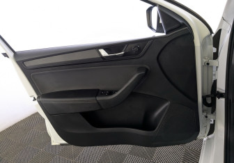 Подержанный автомобиль Skoda Rapid Liftback 2021 года (17 фото)