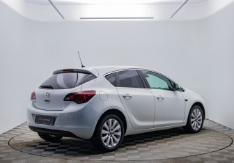 Подержанный автомобиль Opel Astra Hatchback 2012 года (5 фото)