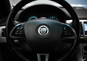Подержанный автомобиль Jaguar XF Sedan 2011 года (10 фото)