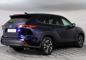 Подержанный автомобиль Toyota Highlander 2021 года (4 фото)