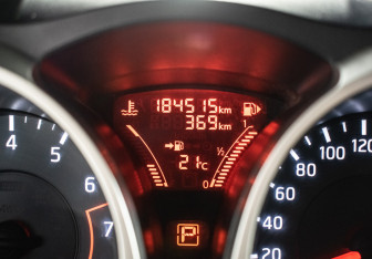 Подержанный автомобиль Nissan Juke 2013 года (12 фото)