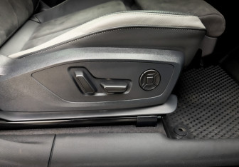Подержанный автомобиль Audi Q3 2023 года (27 фото)