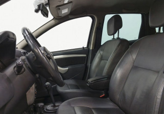 Подержанный автомобиль Nissan Terrano 2014 года (19 фото)