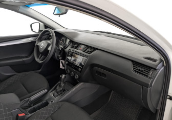 Подержанный автомобиль Skoda Octavia Liftback 2019 года (13 фото)