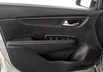 Подержанный автомобиль Kia Rio Hatchback 2021 года (18 фото)