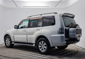 Подержанный автомобиль Mitsubishi Pajero 2012 года (3 фото)