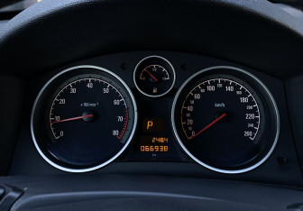 Подержанный автомобиль Opel Astra Sedan 2013 года (21 фото)