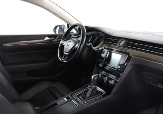 Подержанный автомобиль Volkswagen Passat Sedan 2017 года (9 фото)