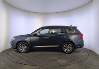 Подержанный автомобиль Mitsubishi Outlander 2020 года (8 фото)