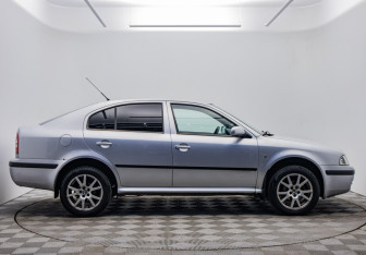Подержанный автомобиль Skoda Octavia Liftback 2008 года (6 фото)