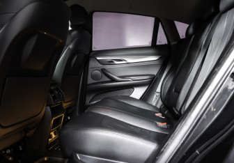 Подержанный автомобиль BMW X6 2015 года (12 фото)