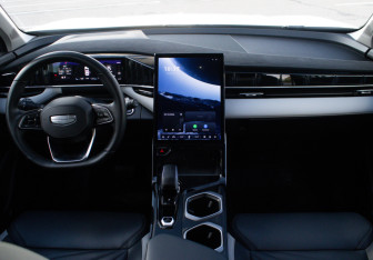 Подержанный автомобиль Geely Atlas 2024 года (13 фото)
