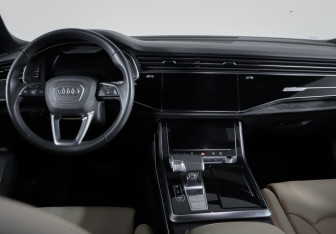 Подержанный автомобиль Audi Q8 2022 года (12 фото)
