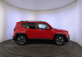 Подержанный автомобиль Jeep Renegade 2018 года (4 фото)