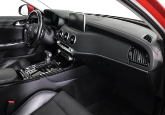 Подержанный автомобиль Kia Stinger 2019 года (10 фото)