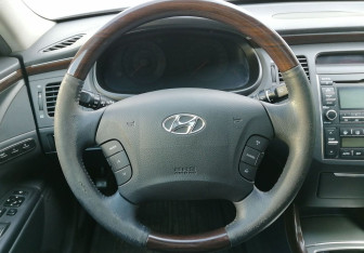 Подержанный автомобиль Hyundai Grandeur 2008 года (12 фото)