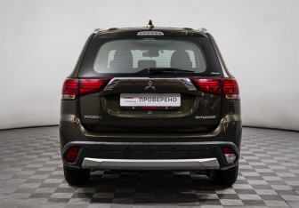 Подержанный автомобиль Mitsubishi Outlander 2017 года (5 фото)