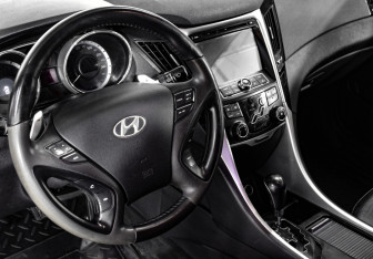 Подержанный автомобиль Hyundai Sonata 2012 года (14 фото)