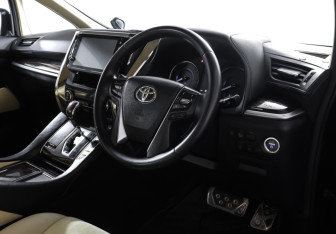 Подержанный автомобиль Toyota Alphard 2018 года (10 фото)
