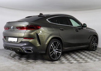 Подержанный автомобиль BMW X6 2021 года (2 фото)
