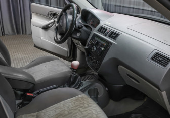 Подержанный автомобиль Ford Focus Sedan 2005 года (8 фото)