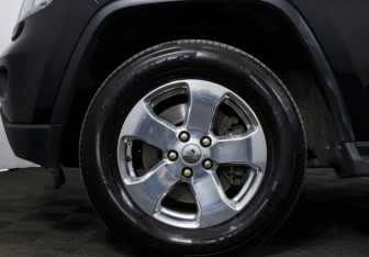 Подержанный автомобиль Jeep Grand Cherokee 2012 года (22 фото)