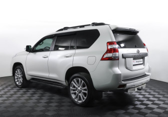 Подержанный автомобиль Toyota Land Cruiser Prado 2015 года (7 фото)