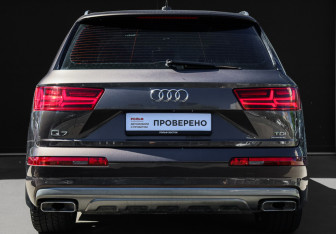 Подержанный автомобиль Audi Q7 2016 года (5 фото)