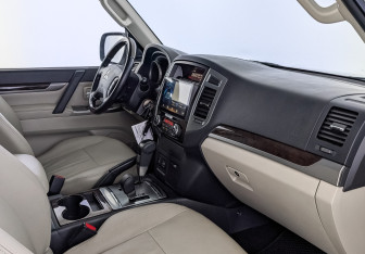 Подержанный автомобиль Mitsubishi Pajero 2019 года (13 фото)