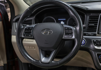 Подержанный автомобиль Hyundai Sonata 2017 года (17 фото)