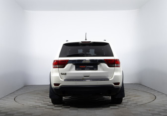 Подержанный автомобиль Jeep Grand Cherokee 2012 года (6 фото)