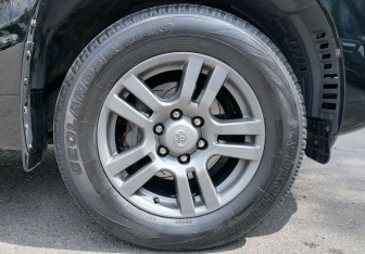 Подержанный автомобиль Toyota Land Cruiser Prado 2010 года (21 фото)