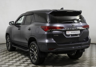 Подержанный автомобиль Toyota Fortuner 2021 года (7 фото)