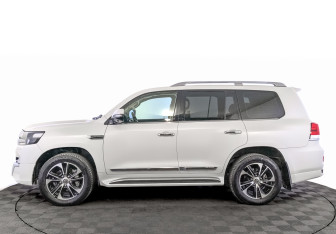 Подержанный автомобиль Toyota Land Cruiser Suv 2020 года (8 фото)