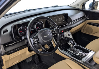 Подержанный автомобиль Kia Carnival 2022 года (15 фото)