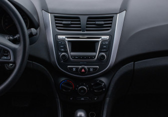Подержанный автомобиль Hyundai Solaris Hatchback 2015 года (14 фото)