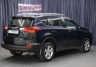 Подержанный автомобиль Toyota RAV4 2014 года (5 фото)