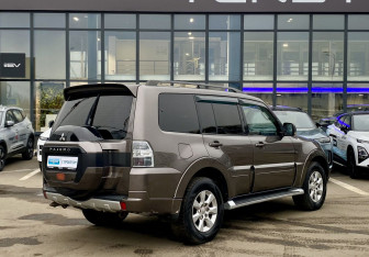 Подержанный автомобиль Mitsubishi Pajero 2011 года (5 фото)