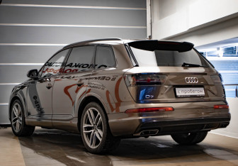 Подержанный автомобиль Audi Q7 2016 года (6 фото)