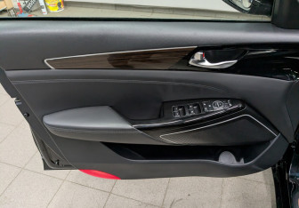 Подержанный автомобиль Kia K7 2019 года (9 фото)