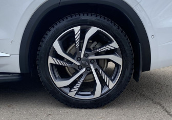 Подержанный автомобиль Geely Monjaro 2023 года (14 фото)