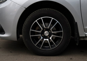 Подержанный автомобиль Renault Sandero 2018 года (17 фото)