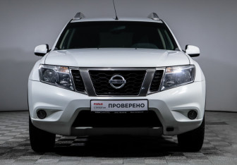 Подержанный автомобиль Nissan Terrano 2017 года (2 фото)